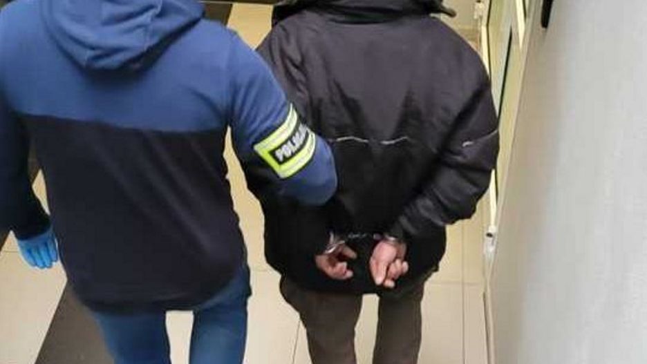 Policjanci zatrzymali dwóch mężczyzn, którzy okradali groby ze zniczy