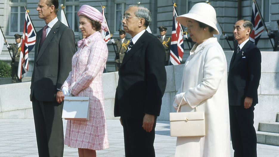 Cesarz Hirohito, wraz z małżonką cesarzową Kōjun przyjmował w 1975 roku brytyjską rodzinę królewską - Elżbietę II i księcia Filipa 