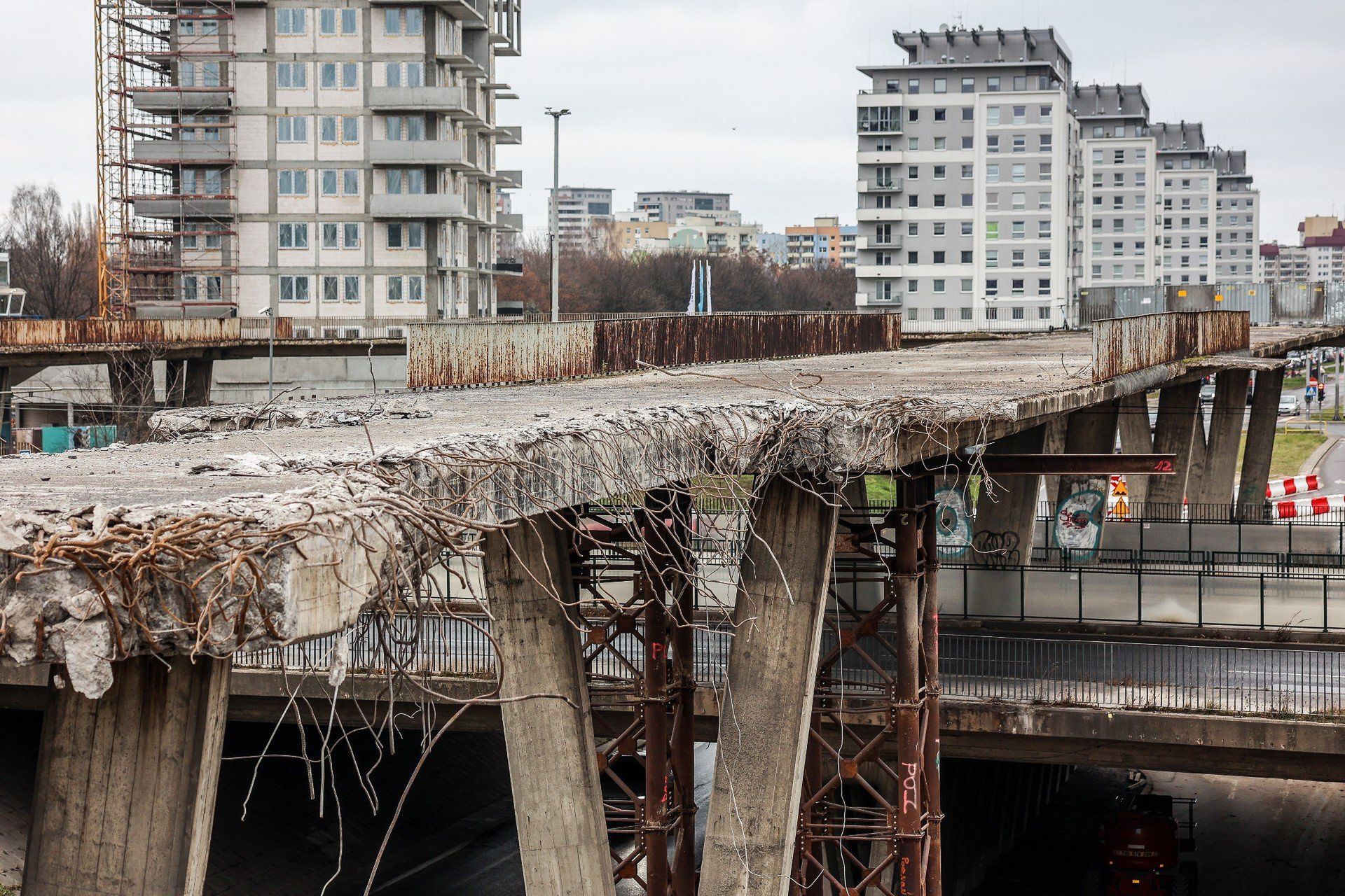 Trwa rozbiórka kładki na Zaspie