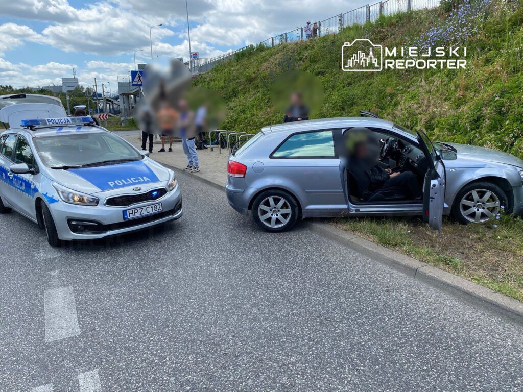 Warszawa: Pijany i bez uprawnień obywatel Ukrainy wjechał na skarpę. Pasażer w szpitalu