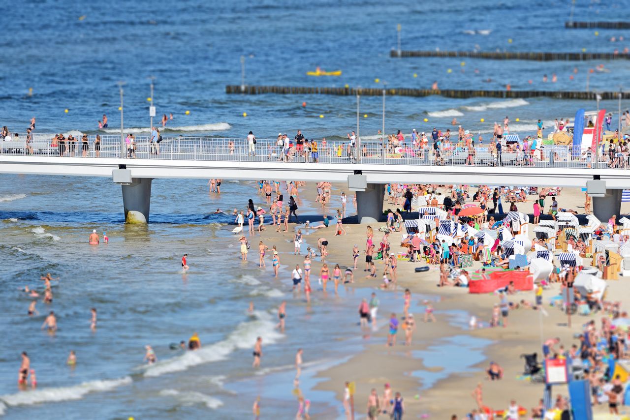 Plaża nad Bałtykiem wypełniona tłumem turystów 