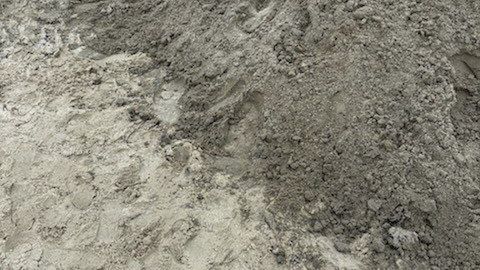 Na Żwirownię przywieźli nowy piasek. Czytelniczka twierdzi, że jest on słabej jakości, ratusz odpowiada, że po prostu mokry.