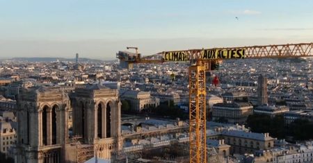 "Klimat, do działań". Aktywiści Greenpeace wspięli się 80 metrów, by wywiesić transparent