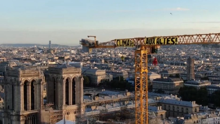 Aktywiści Greenpeace protestują w Paryżu. Na dźwigu stojącym przy katedrze Notre-Dame wywiesili transparent "Klimat, do działań"