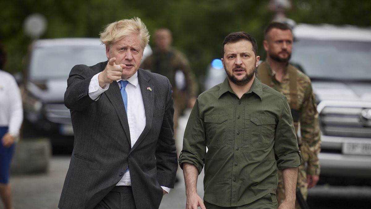A handout photo made available by the Ukrainian Presidential Press Service shows Ukrainian President Volodymyr Zelensky (R) and British Prime Minister Boris Johnson (L) walking on the square near St. Mikhailovsky Cathedral in Kyiv (Kiev), Ukraine, 17 June 2022. During his visit to Kyiv, Johnson offered to launch a major training operation for Ukrainian forces. EPA/UKRAINIAN PRESIDENTIAL PRESS SERVICE HANDOUT MANDATORY CREDIT: UKRAINIAN PRESIDENTIAL PRESS SERVICE HANDOUT EDITORIAL USE ONLY/NO SALES Dostawca: PAP/EPA.