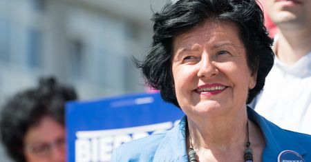 Nietypowe zajęcie posłanki. Joanna Senyszyn podpaliła bałwana