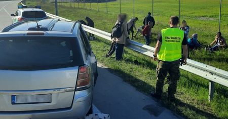 15 osób w 7-miejscowym aucie. Kierowca uciekał przed Strażą Graniczną