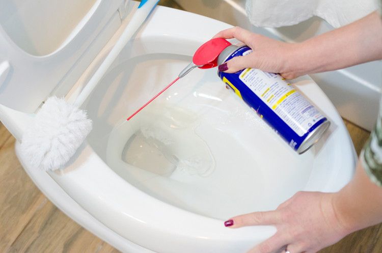 WD-40 idealnie nadaje się do ruzpuszczania brudów znajdujących się w sedesie. Spryskaj muszlę klozetową, pozostaw na kilka sekund i użyj szczotki do WC do zebrania brudu.