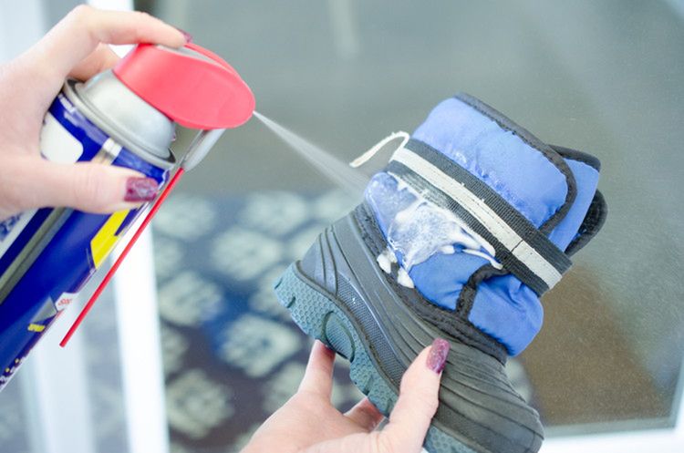 Zamiast wydawać pieniądze na drogą hydroizolację w spray’u, stwórz dla niej alternatywę rozwiązanie z WD-40: spryskaj buty i patrz, jak odpierają „ataki” wody.