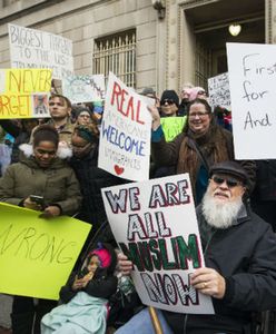 Antyimigracyjny Trump kontra świat