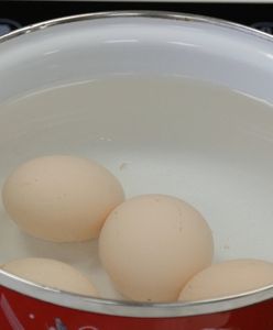Do czego wykorzystać wodę po gotowaniu jajek na twardo?