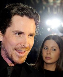 Christian Bale tłumaczy się z głosu Batmana