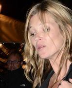 Kate Moss wychodzi z imprezy