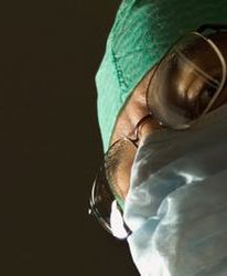 Fałszywy profesor sprzedawał "lek" na raka. Wyłudził 80 tys. zł