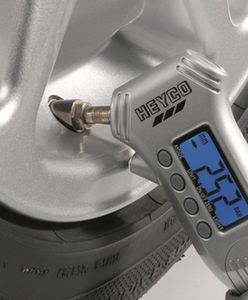 Jak zadbać o właściwe ciśnienie w oponach?