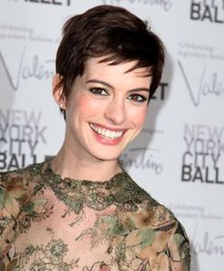 Anne Hathaway do ołtarza w sukni Valentino