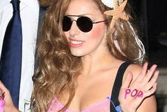 Lady Gaga pokazuje biust