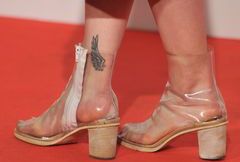 Rita Ora w dziwacznych butach