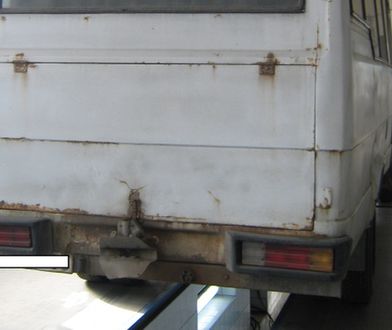 Niesprawne busy, przeciążone auta dostawcze