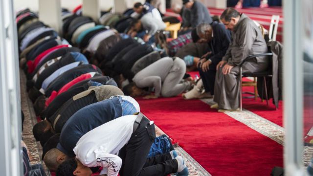 Niemieccy muzułmanie na piątkowej modlitwie w jednym z meczetów w Berlinie