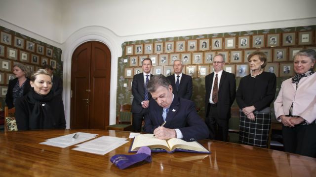 Prezydent Kolumbii podpisuje protokół noblowski w siedzibie komitetu