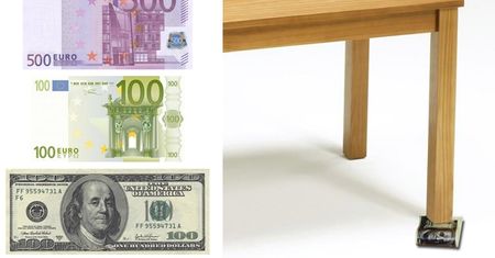 Plik banknotów jako podpórka pod chwiejne meble