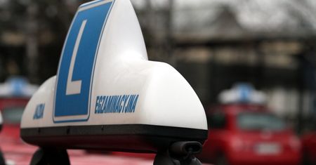 Próbowała zdać egzamin na prawo jazdy za matkę