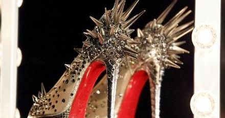 Louboutin przegrał walkę o czerwone podeszwy