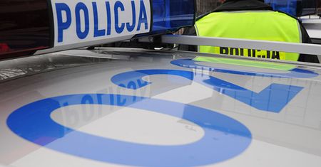 Nastoletni bandyci brutalnie pobili policjanta!