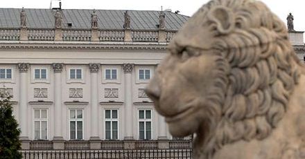 Zarobki prezydenta tylko trochę wyższe od pensji szefa strażaków
