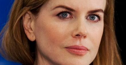 Nicole Kidman na dmuchanym materacu