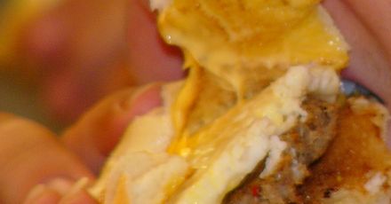 Jadła smażone kiełbasy, hamburgery i… schudła!