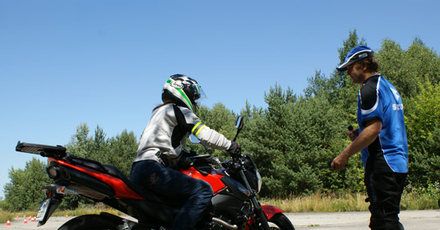 Lubisz motor? Zapisz się do Wyższej Szkoły Jazdy dla Kobiet!