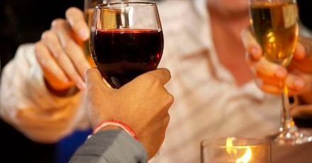Mały drink chroni przed chorobami serca