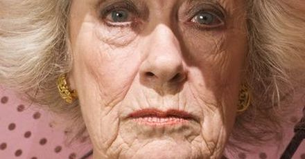 Powiększyła sobie piersi – w wieku 83 lat!