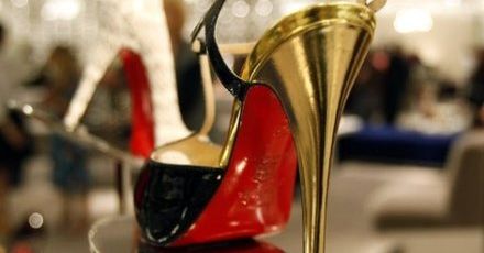 Louboutin nie ma monopolu na czerwone podeszwy!