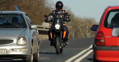 Motocyklisto! Bądź widoczny na drodze!