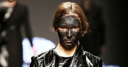 Modelki z kontrowersyjnym makijażem na Milan Fashion Week 2015