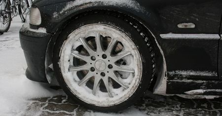Jazda na „zimówkach” nieobowiązkowa, ale bezpieczniejsza