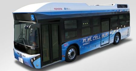 Wodorowy autobus Toyoty na ulicach Tokio