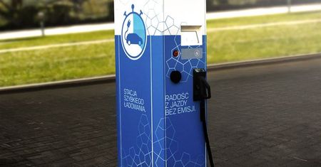 BMW uruchomiło w Warszawie punkt szybkiego ładowania aut elektrycznych