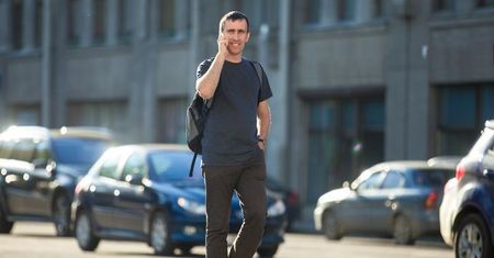 Piesi na potęgę korzystają ze smartfonów podczas przechodzenia przez ulicę