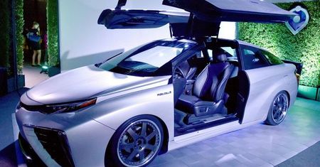 Toyota Mirai wzorowana na kultowym DeLoreanie