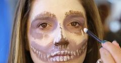 Jak zrobić trupi makijaż na Halloween?