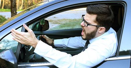 Agresja na drodze: czym jest i jak sobie z nią radzić?