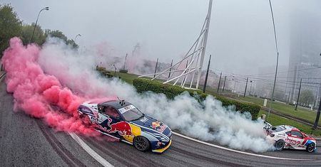 Drifterzy zadymili rondo na biało-czerwono