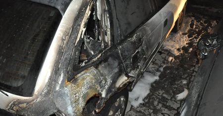 Spalili trzy samochody, bo chcieli sobie poświecić