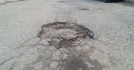 Odszkodowanie za uszkodzenie auta przez wjechanie w dziurę. Jak je uzyskać?