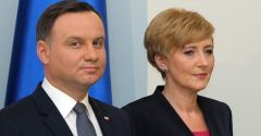Agata Duda w eleganckim garniturze na międzyreligijnym spotkaniu noworocznym