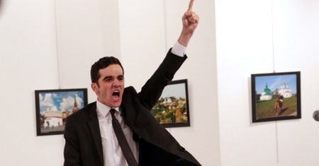 World Press Photo: zdjęcie zabójcy ambasadora najlepsze w 2016 roku